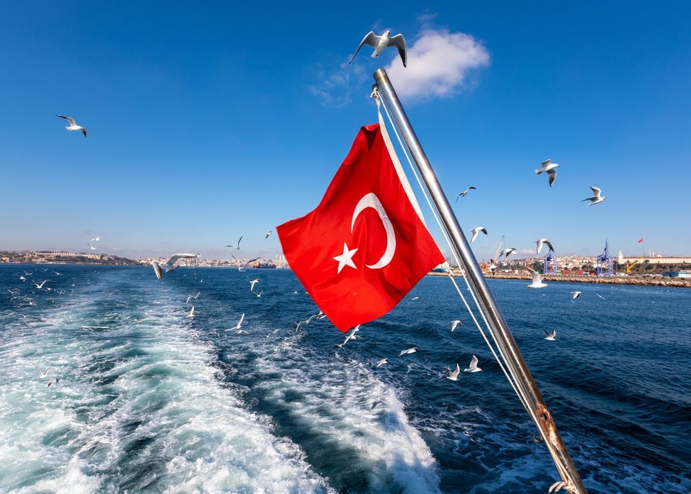 العلم التركي من مدينة إسطنبول، السياحة في تركيا | shutterstock