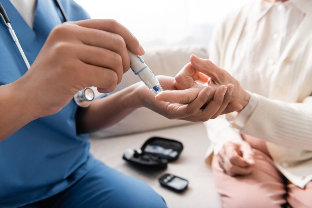 من الضروري السيطرة على السكري لتجنب المضاعفات الخطيرة ٠ shutterstock