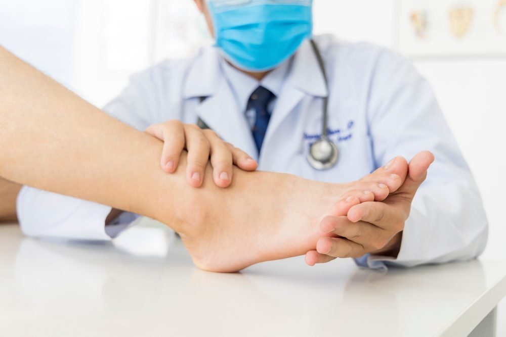 من مضاعفات المرض التأثير على النظر والأطراف والعظام - shutterstock