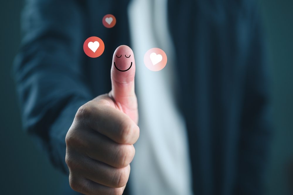 معظم الناس يشعرون بمشاعر الإحراج والانزعاج عند الثناء عليهم - shutterstock