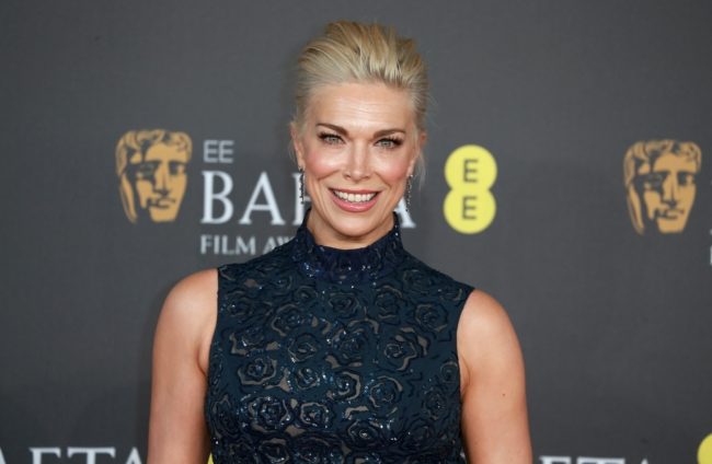 “لن تطلب ذلك من رجل”.. انفعال هانا وادينغهام لطلب مصور أن تظهر ساقها.. فيديو النجمة البريطانية يحظى بالإعجاب والتصفيق