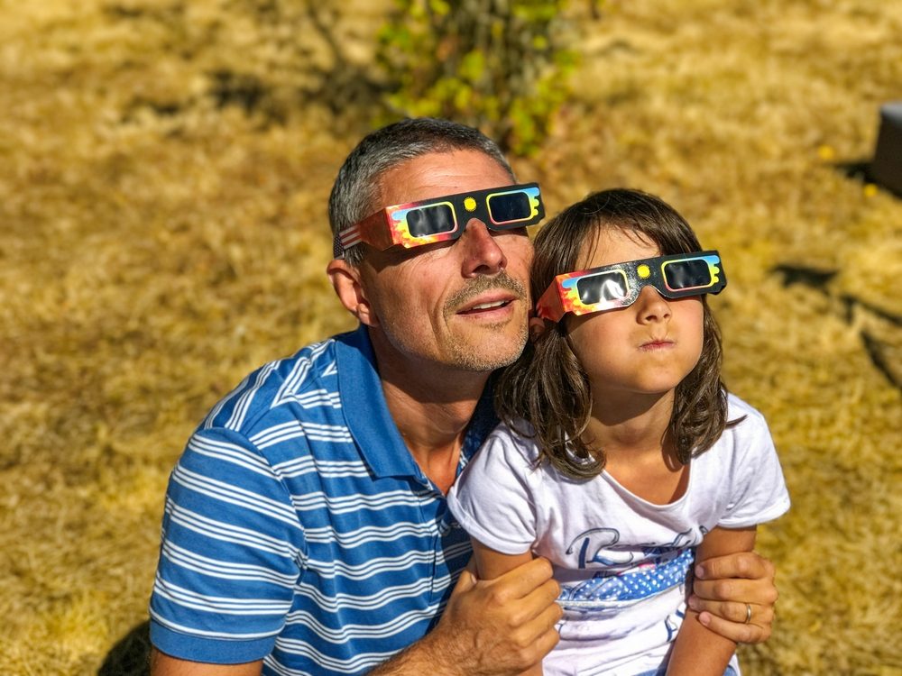 مشاهدة الكسوف الكلي للشمس | shutterstock