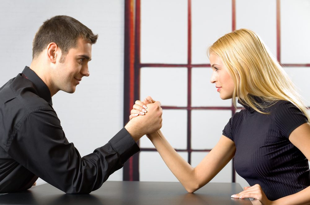التنافس يضر الطرفين عكس التعاون والتآزر لتحقيق النجاح المشترك - shutterstock