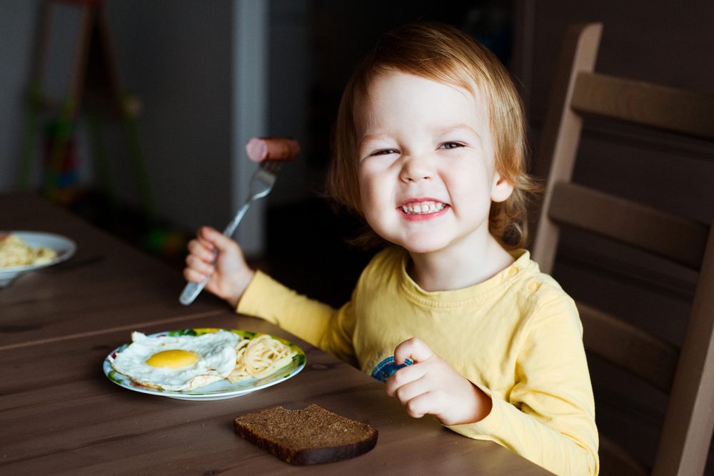 تناول الأطفال للبيض| shutterstock