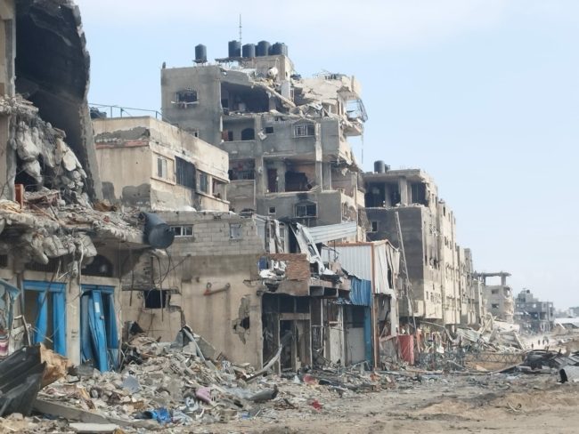 صدمة العودة إلى خان يونس.. “عربي بوست” ينقل بالصور حجم الدمار الهائل الذي تسبب به الاحتلال بالمدينة 