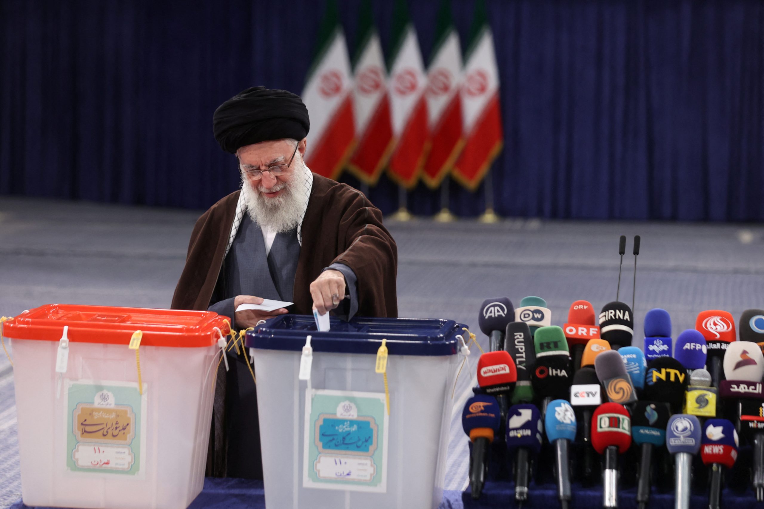 لا يهاجم الشباب الثوريون خامنئي لكنهم يعارضون الاتفاق النووي الذي وافق عليه - رويترز