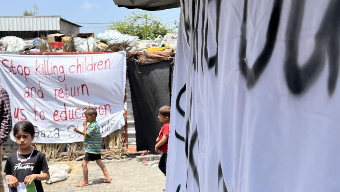 مبادرات في غزة تقاوم “الإبادة التعليمية” التي يرتكبها الاحتلال.. خيم تتحول لمدارس، وتلاميذ يحلمون بغد أفضل