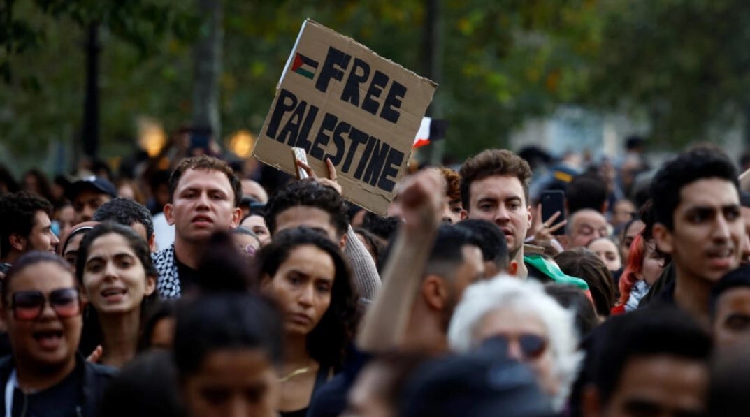 مظاهرة أمام قناة فرنسية احتجاجاً على بث مقابلة مع نتنياهو.. المشاركون طالبوا بمقاطعتها 