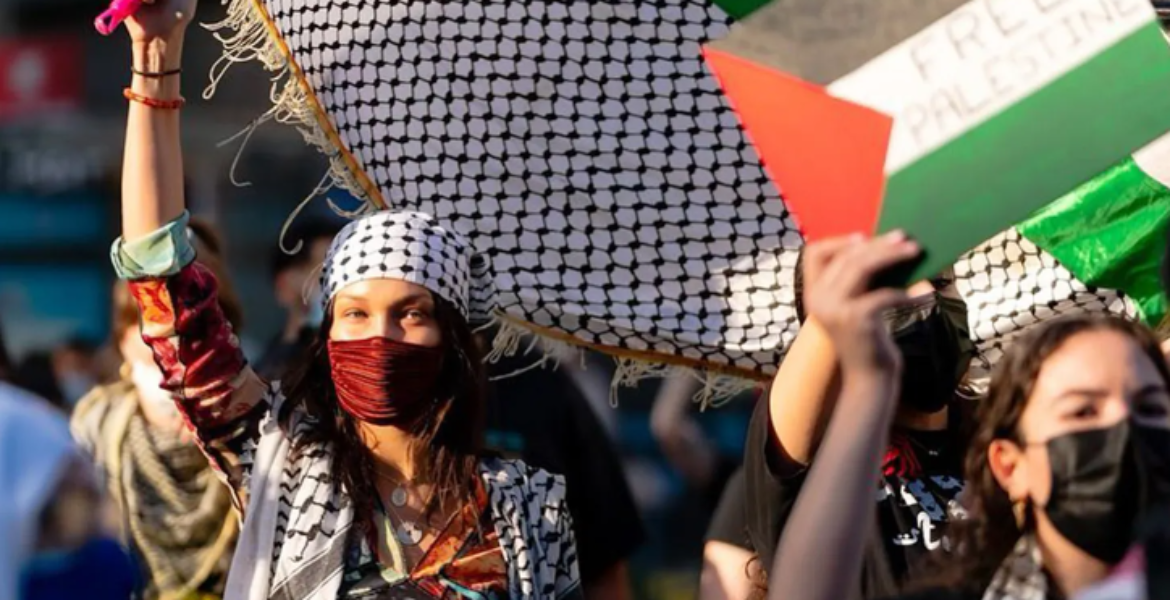 بيلا حديد ترتدي الكوفية الفلسطينية