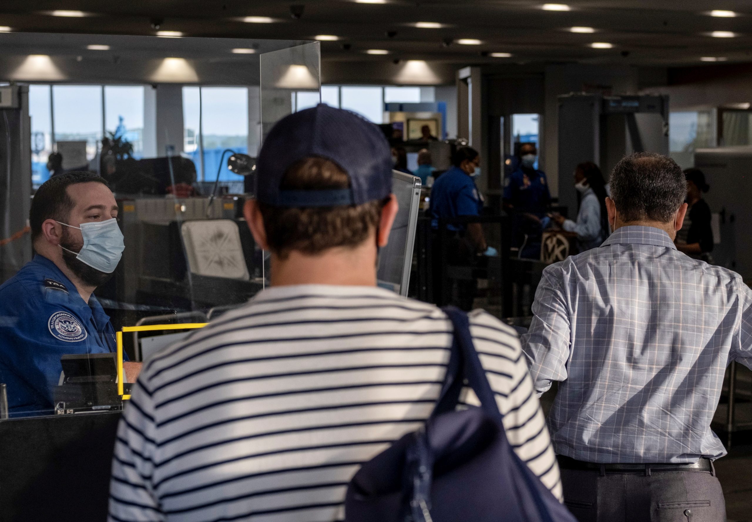 “FBI” يوجِّه تهماً لـ”إيلان بابيه” بدعم “حماس”! أوقف المؤرخ الإسرائيلي في مطار أمريكي واستجوبه