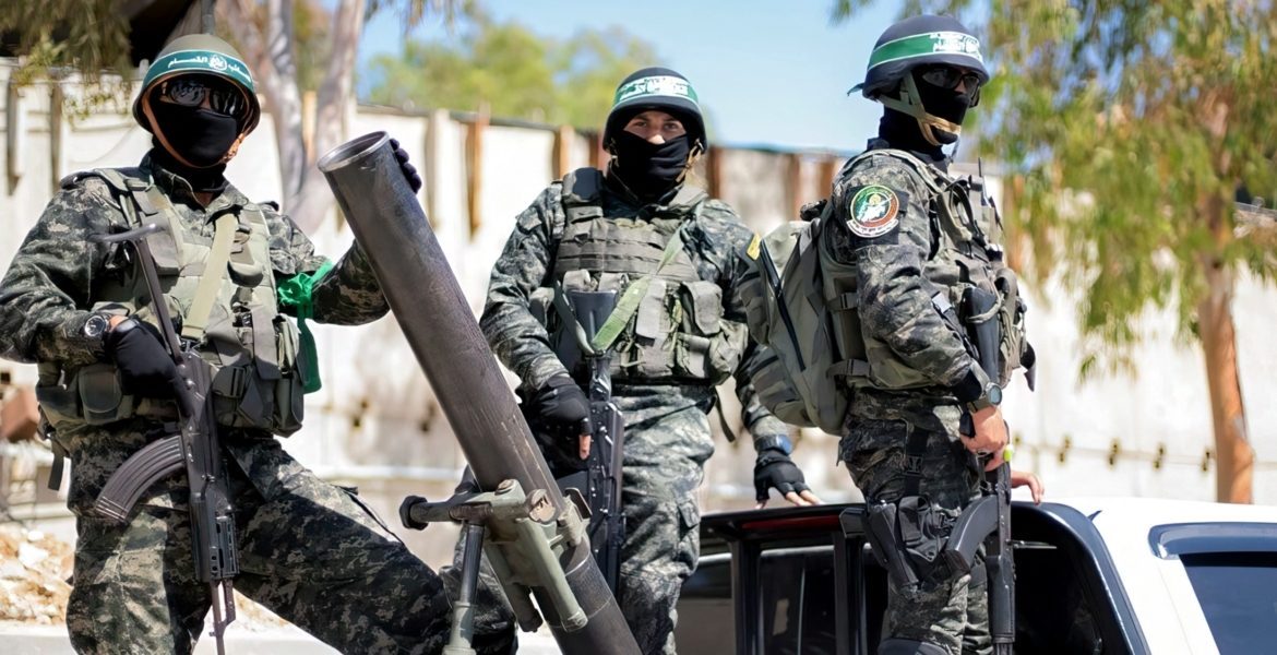 “بالله سيب، هذه لي”.. مقاومان فلسطينيان يتنافسان على زرع عبوة متفجرة داخل دبابة إسرائيلية بجباليا (فيديو)