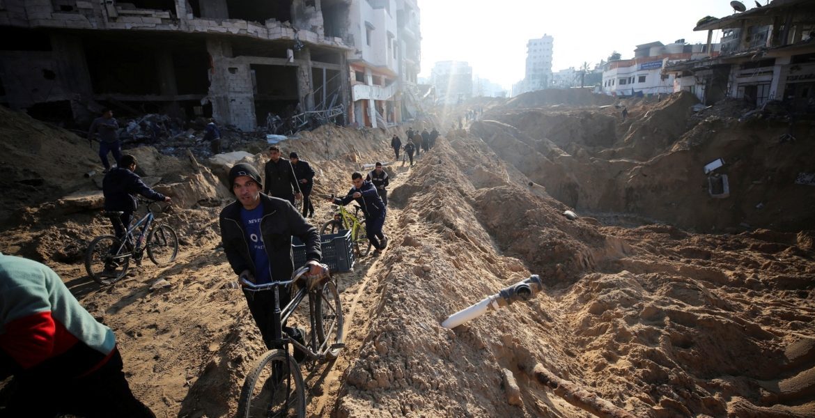 “حكومة غزة” تحذر من عودة المجاعة شمالي القطاع: ما دخل من شاحنات عبر الرصيف البحري لم يتجاوز الـ100