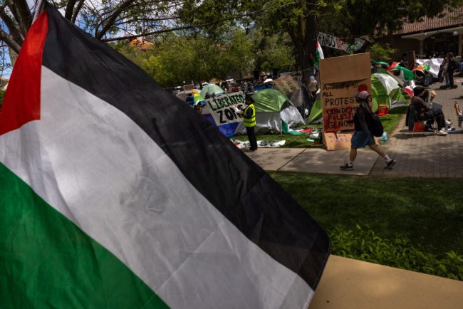 عصبة القسام وأهازيج شعبية فلسطينية بجامعة أمريكية! لقطات من الاحتجاجات المناصرة لغزة