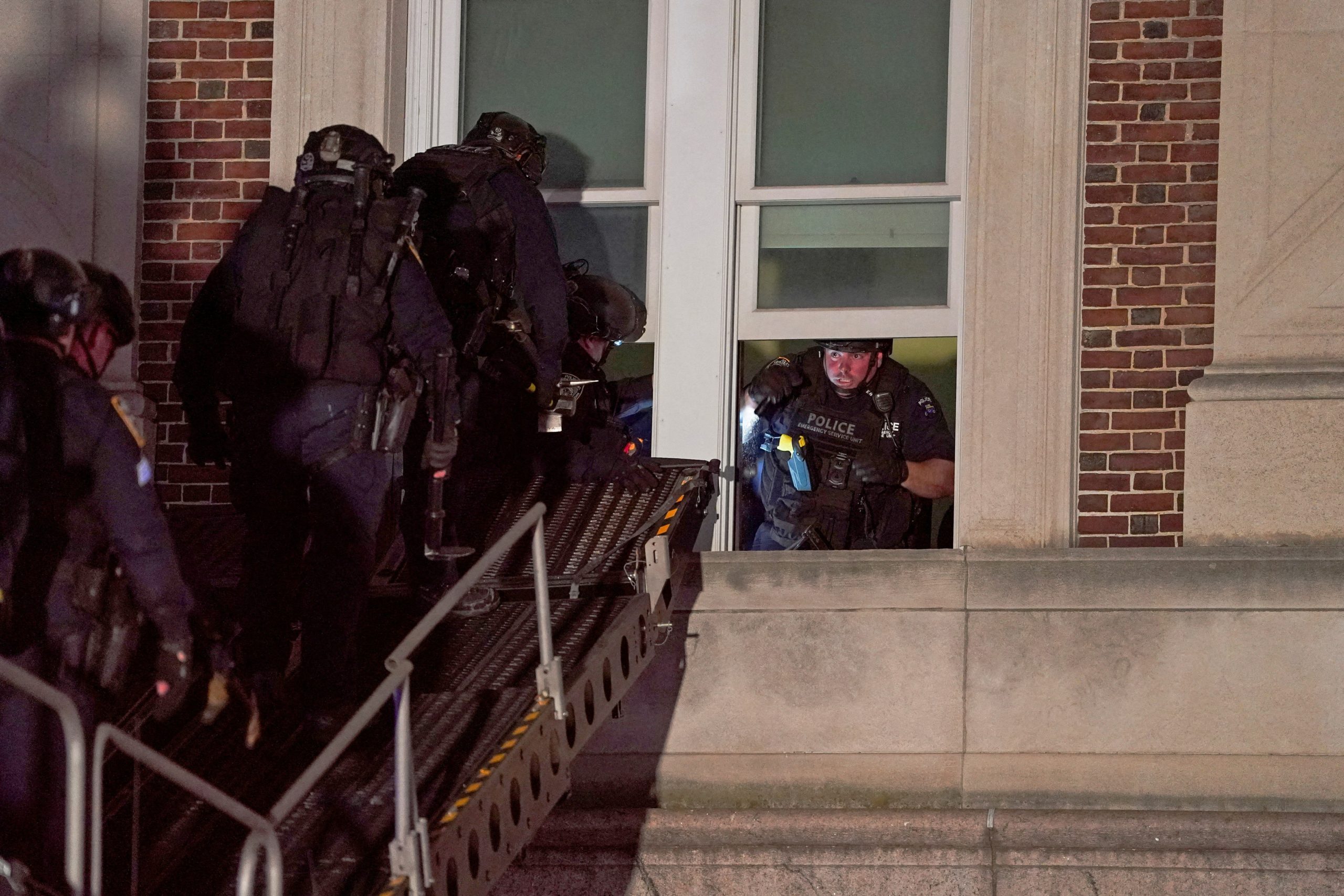 الشرطة تقتحم “كولومبيا” مجدداً بطلب من “مينوش شفيق”.. أخلت بالقوة مبنى تحصَّن به طلاب نصرة لغزة (فيديو)