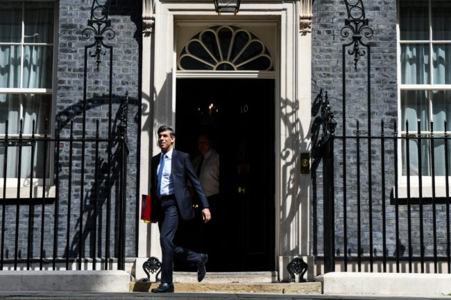 مركز حقوقي يقدم شكوى ضد 5 وزراء بريطانيين.. اتهمهم بالتورط في “جرائم تجويع متعمد” بغزة