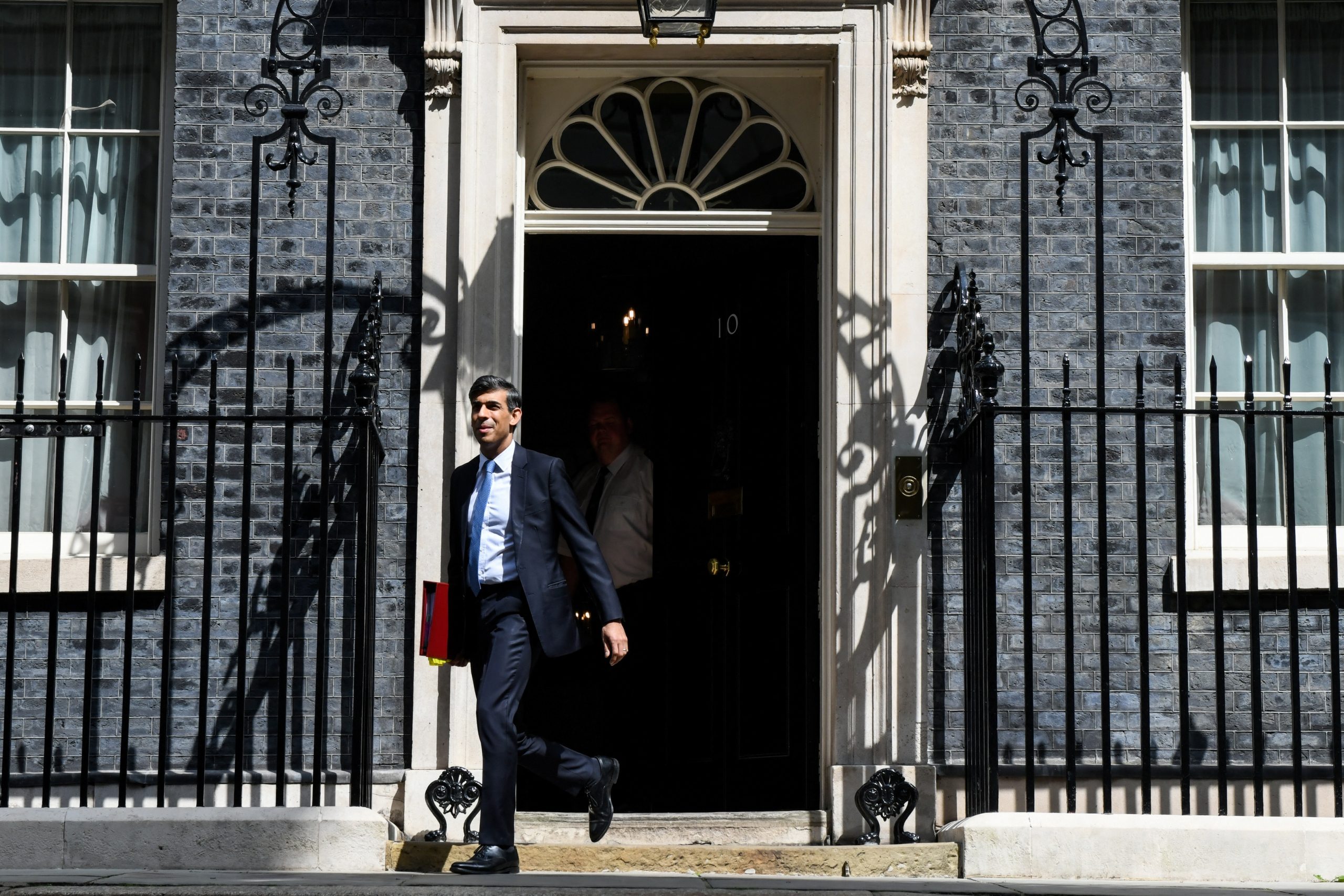 شكوى ضد 5 وزراء بريطانيين