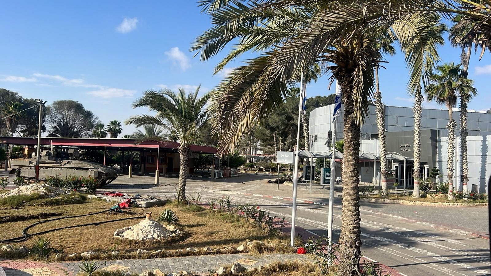 آليات الاحتلال أمام صالة الوصول بمعبر رفح/رويترز