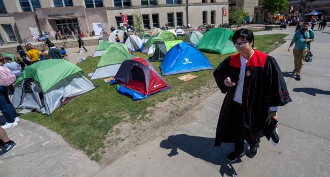 حرب غزة تربك حفلات التخرج بالجامعات الأمريكية.. طلاب يرفعون أعلام فلسطين، وهتافات مناهضة للإبادة