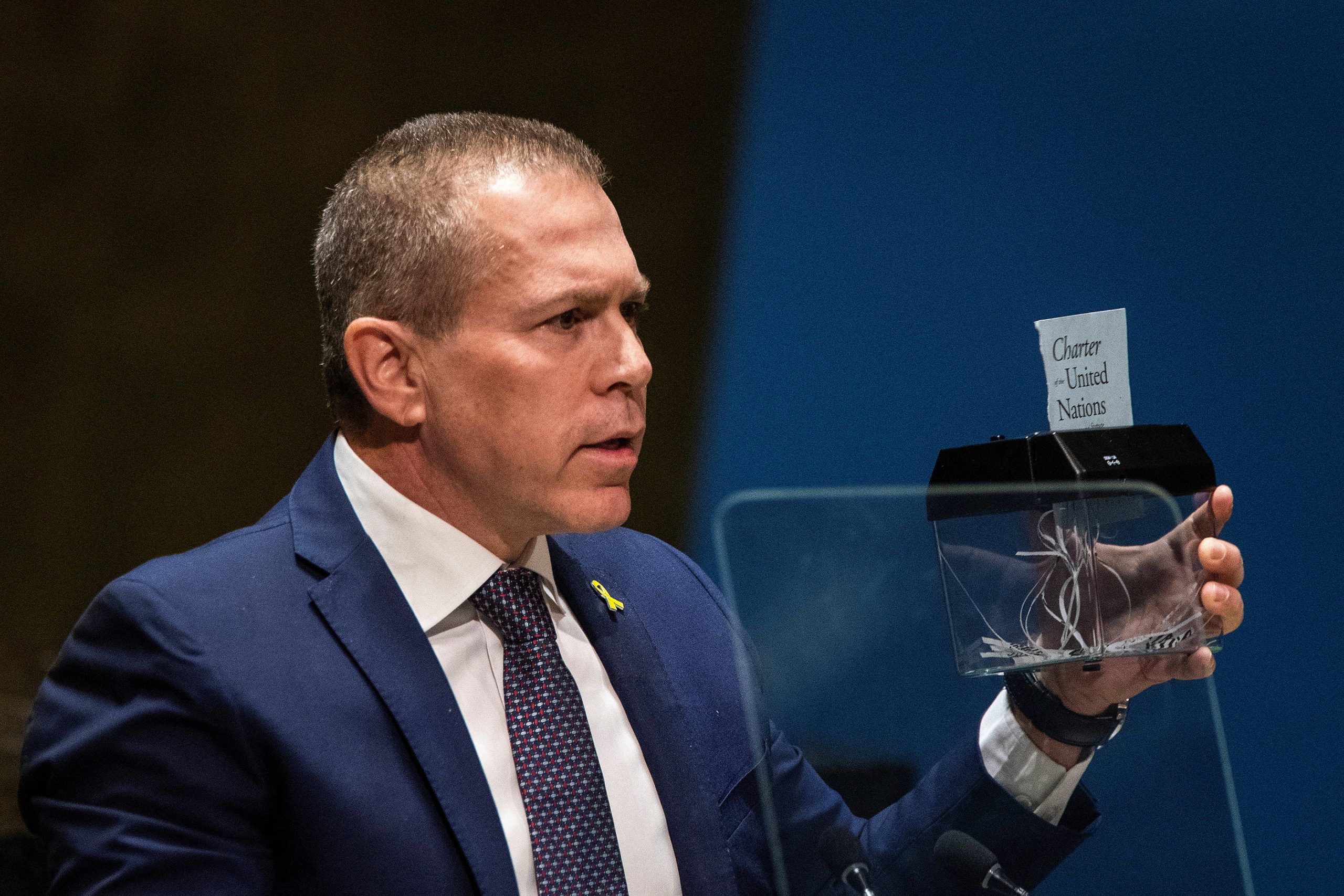 سفير إسرائيل يمزق ميثاق الأمم المتحدة أمام الجمعية العمومية.. انتقد تصويتها لصالح العضوية الكاملة لفلسطين (فيديو)