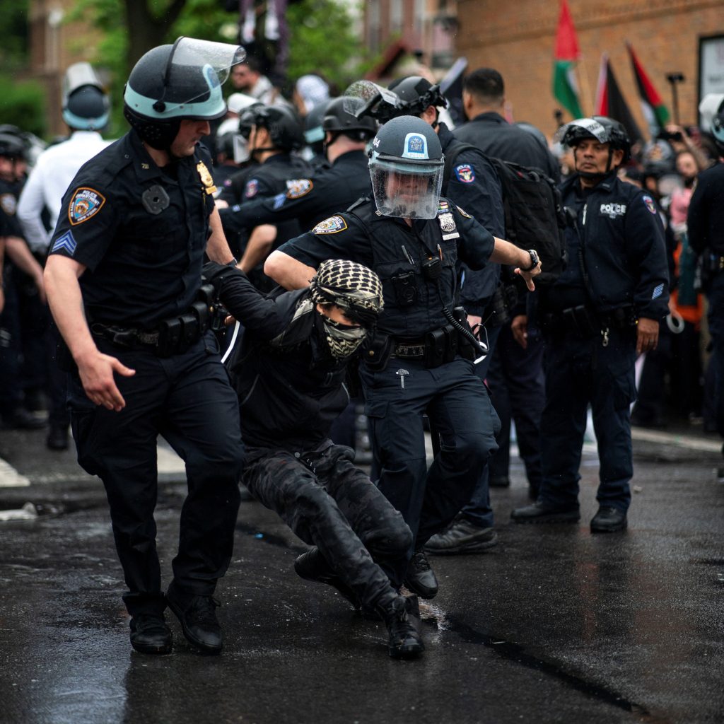اعتداء شرطة نيويورك على متظاهرين