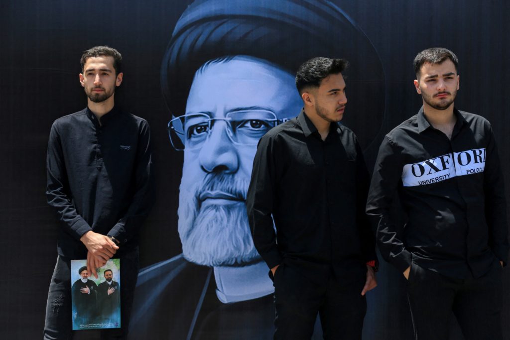 3 تحقيقات بسقوط مروحية رئيسي