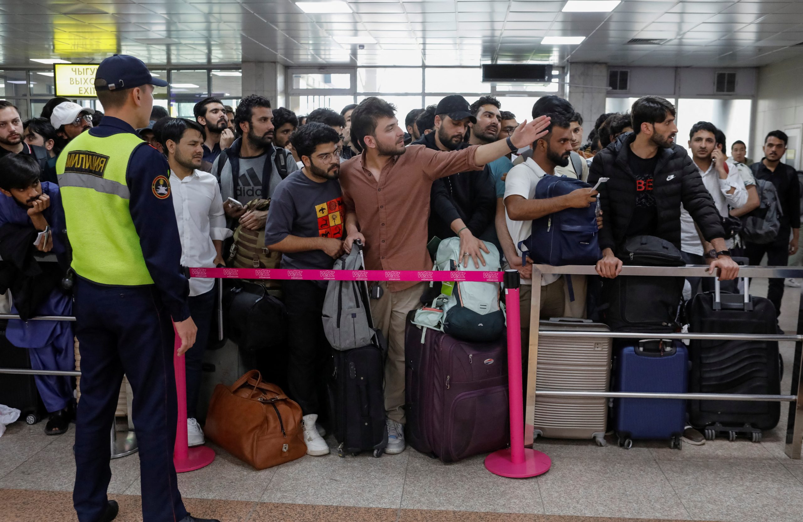 إنهاء أزمة الطلاب المصريين في قرغيزستان.. ومئات الأجانب يغادرونها بعد الاعتداء على مقر سكنهم