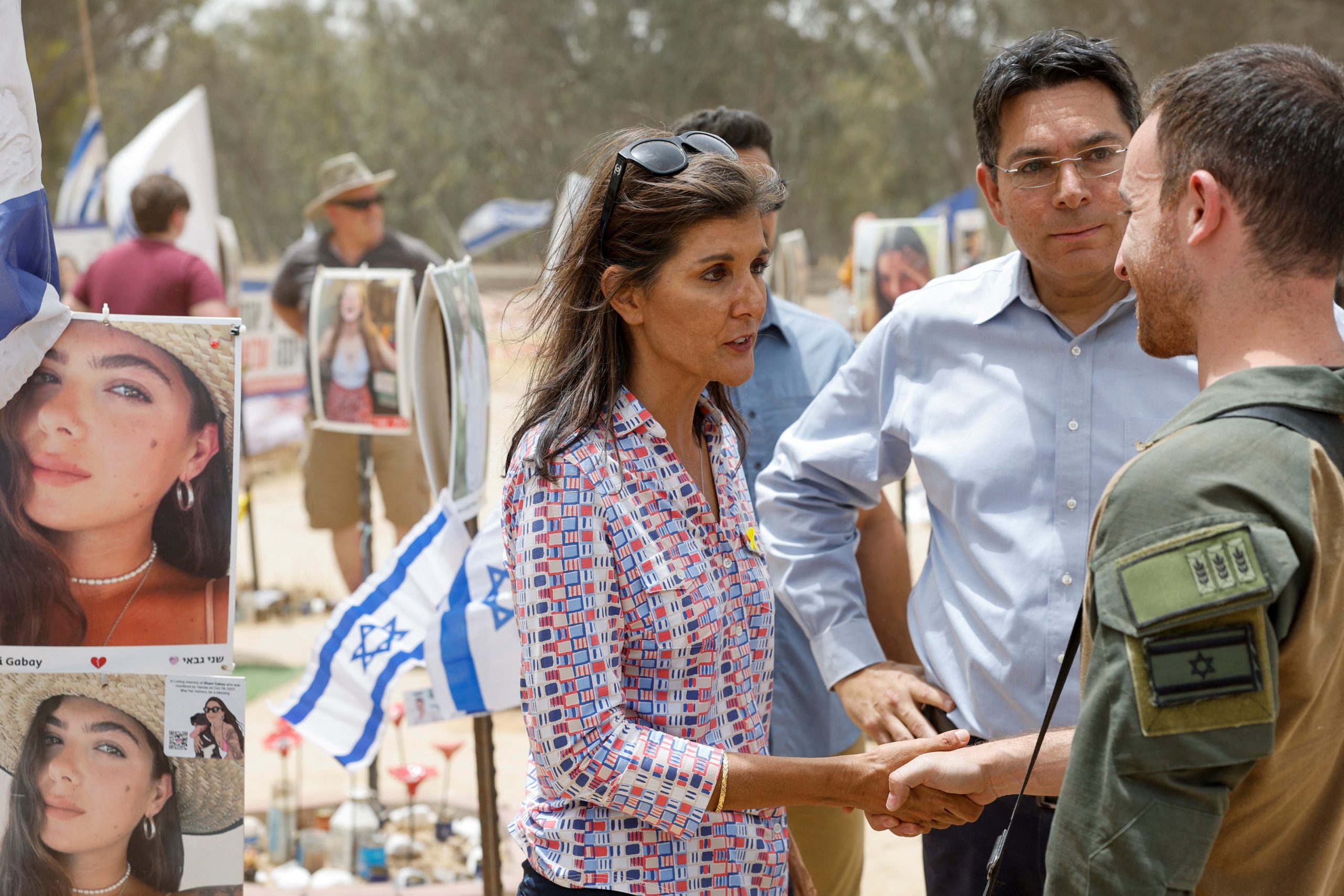 “اقضوا عليهم”! نيكي هيلي توقع على قذائف الاحتلال، غضب على مواقع التواصل واحتفاء إسرائيلي (صور)