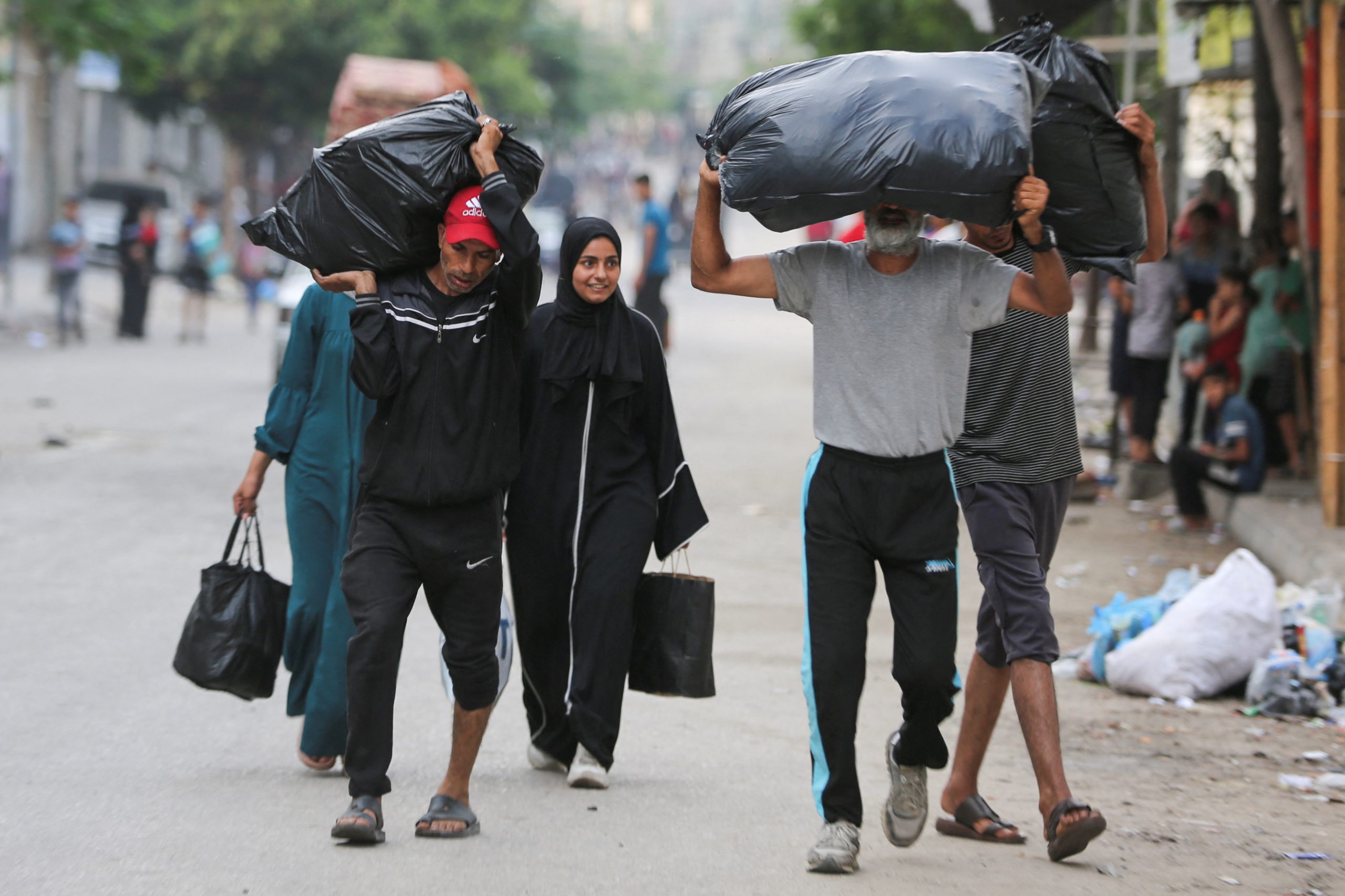 نزوح المواطنين من رفح جرّاء عدوان الاحتلال/رويترز