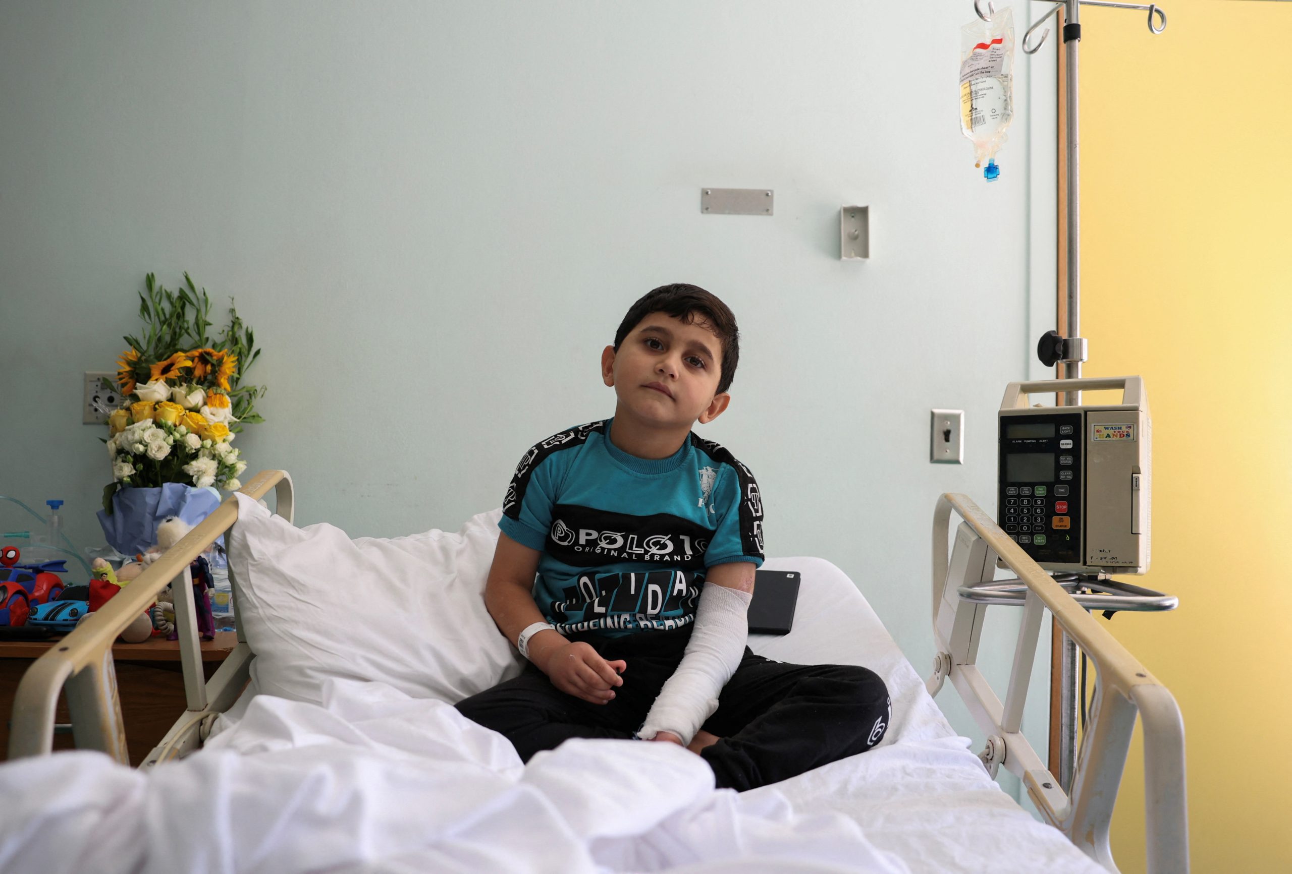 “آدم” فقد أغلب أفراد عائلته وأجرى عملية دون تخدير.. قصة أول طفل جريح بغزة يتلقى العلاج بلبنان