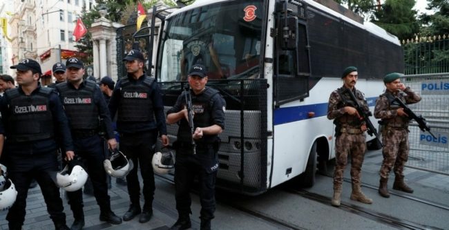 الأمن التركي يوقف شخصًا هدد أجانب عرب في إسطنبول بسكين (فيديو)