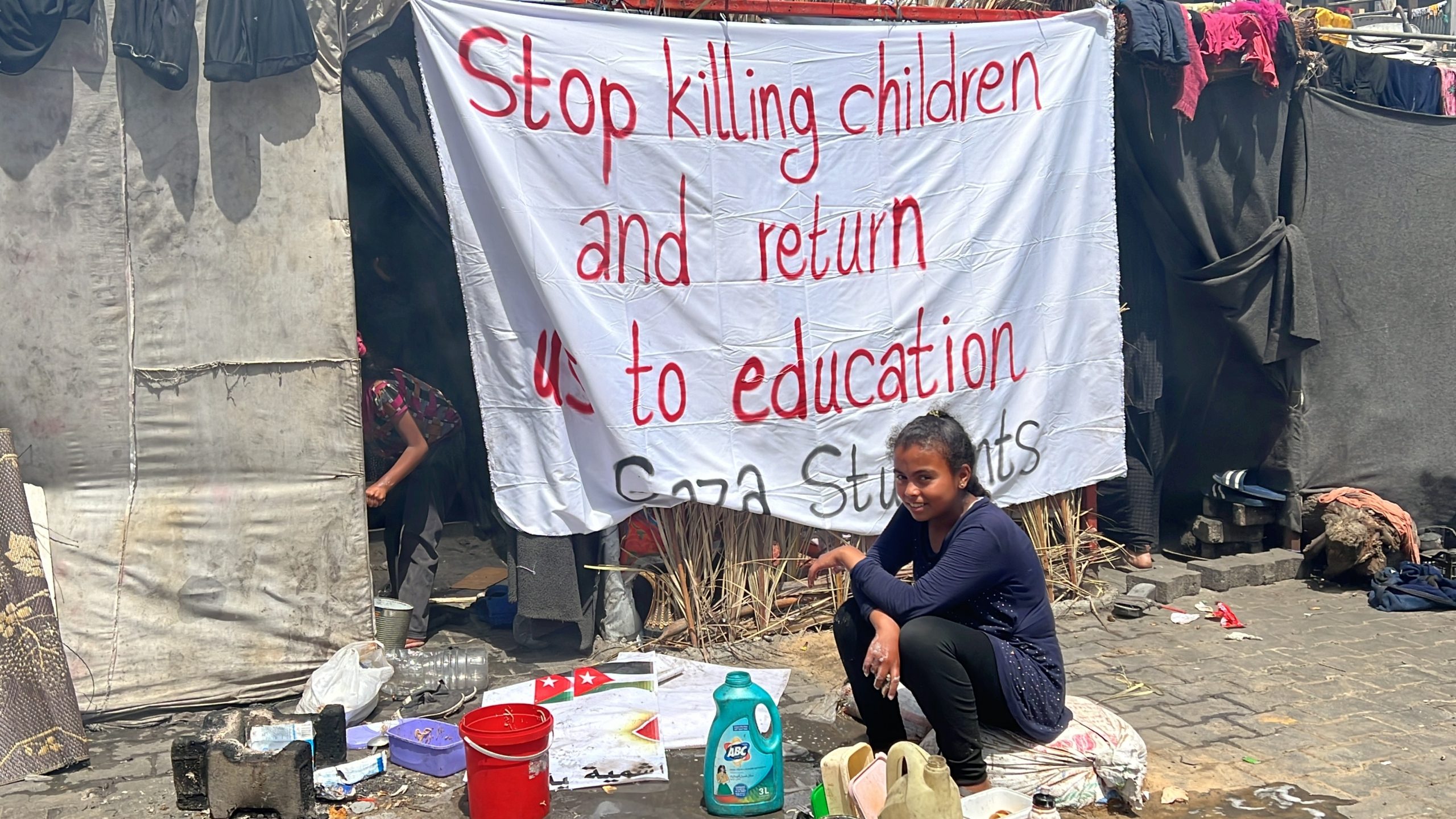 أطفال فلسطينيون، يوجهون رسالة شكر وعرفان إلى طلاب الجامعات الغربية لموقفهم التضامني مع قطاع غزة/ الأناضول