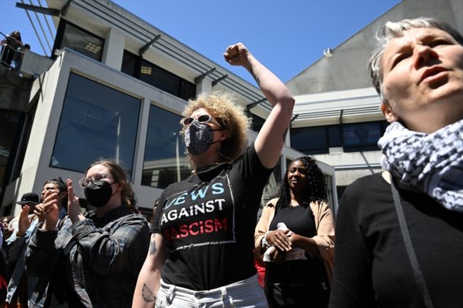 عشرات الجامعات الإسبانية تهدد بقطع تعاونها مع إسرائيل.. وخريجو “كولومبيا” يتعهدون بحجب الدعم المالي عنها 