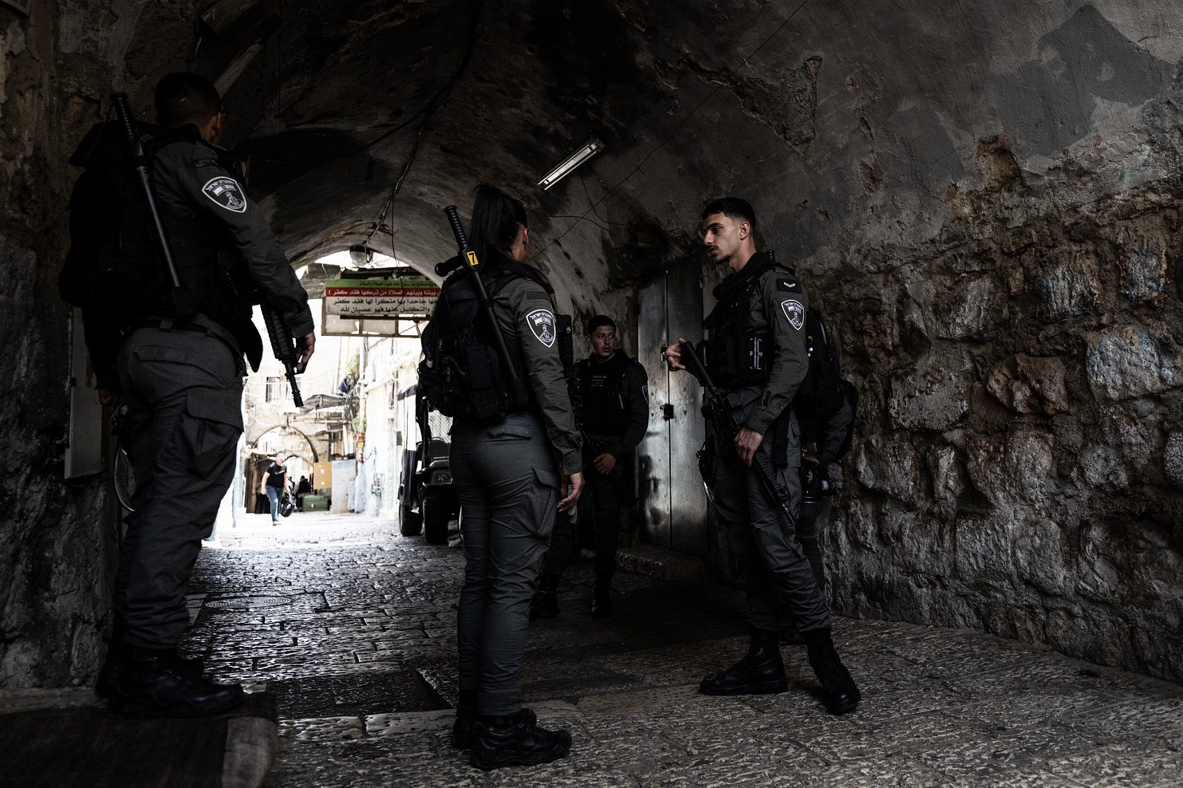 الاحتلال يحاصر كنيسة القيامة بالقدس.. حرم المسيحيين من إحياء “سبت النور” واعتدى على المحتفلين (فيديو) 