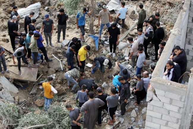 أكثر من 80 شهيداً ومئات الإصابات.. العائلات تواصل نزوحها بعد مهاجمة الاحتلال لـ”المنطقة الآمنة” شرق خان يونس 