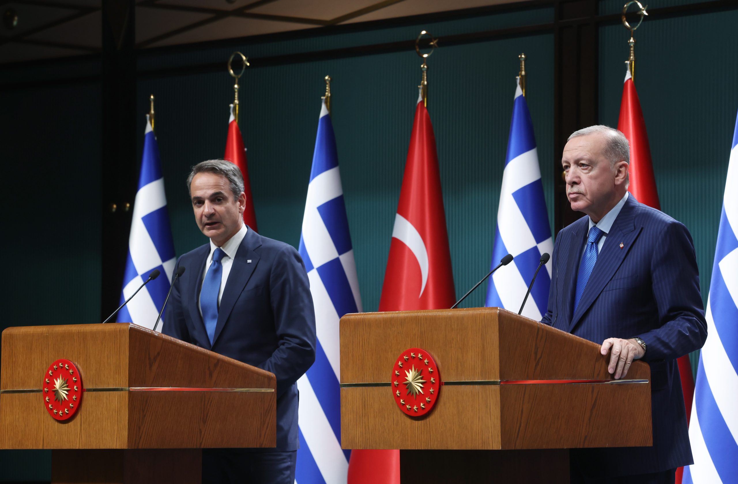 مؤتمر صحفي مشترك للرئيس التركي رجب طيب أردوغان، مع رئيس الوزراء اليوناني كيرياكوس ميتسوتاكيس، في العاصمة التركية أنقرة/ الأناضول