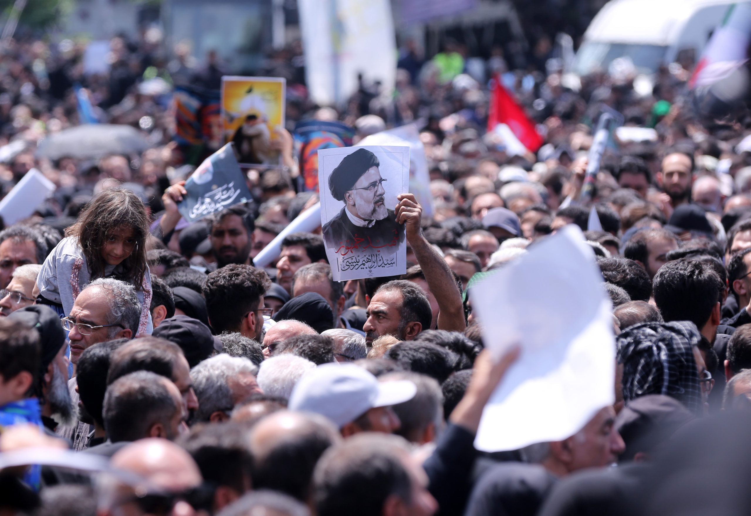 عشرات الآلاف يشاركون في تشييع رئيس إيران.. زعيمان عربيان يحضران مراسم الجنازة 