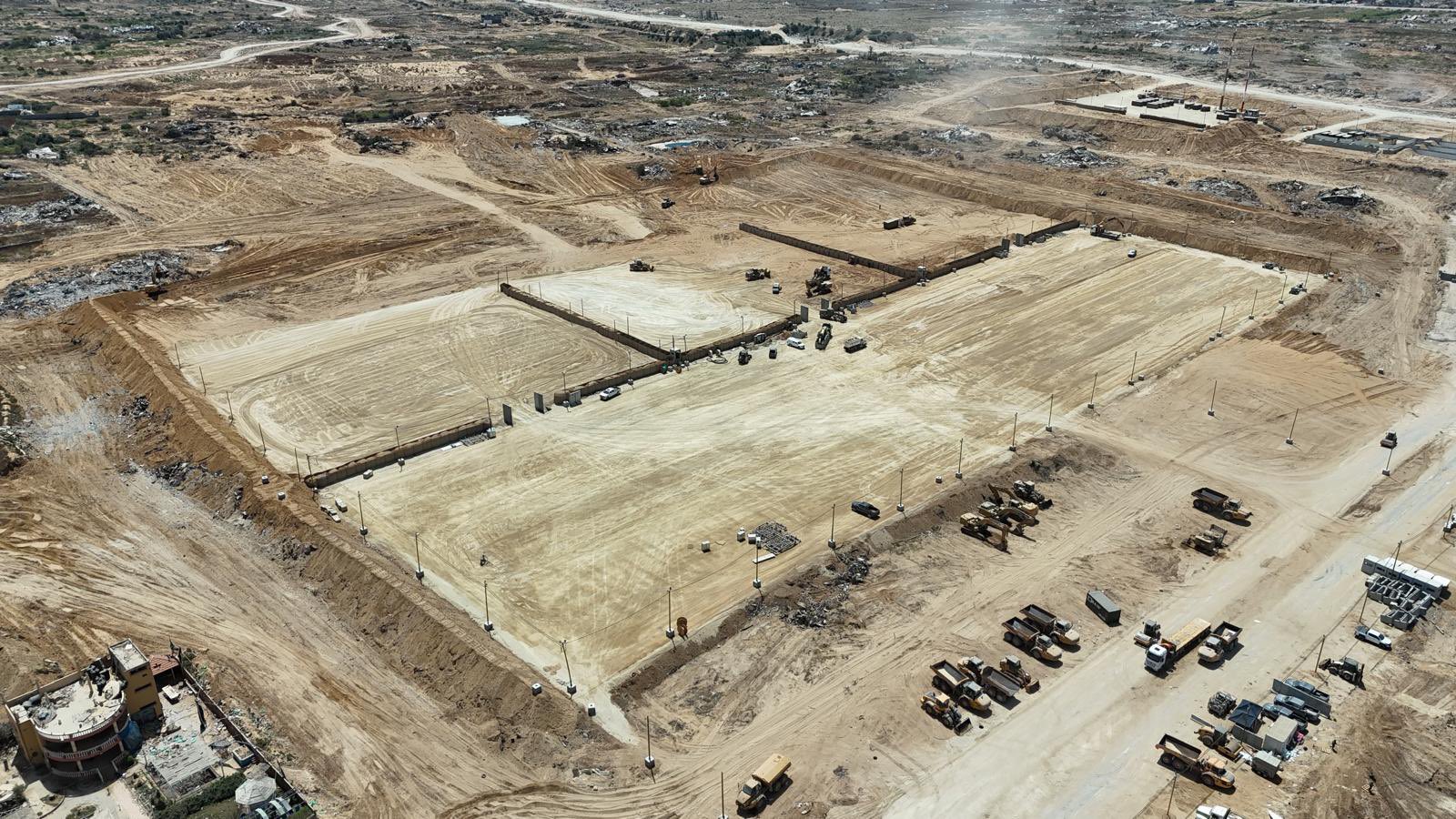 ساحة أقامها الاحتلال بالقرب من نتساريم لإفراغ المساعدات القادمة بحراً من الرصيف العائم/ أفيخاي أدرعي على 