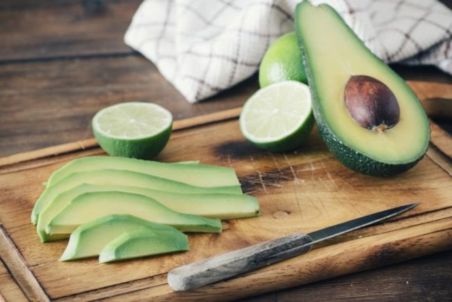 غنية بمضادات الأكسدة والألياف الغذائية.. كل ما يجب معرفته عن فوائد وأضرار استهلاك نواة الأفوكادو 