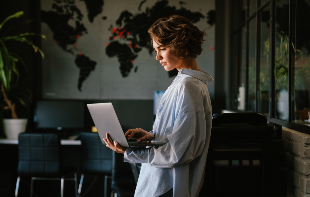 نصائح قبل بيع اللابتوب /Shutterstock