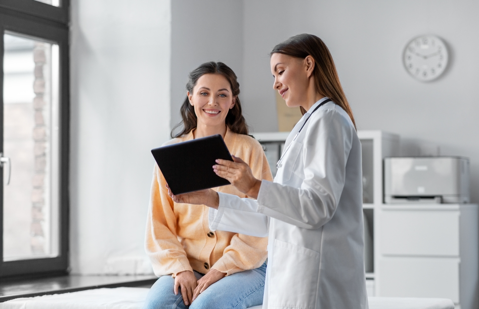 مريضة تتلقى العلاج من 