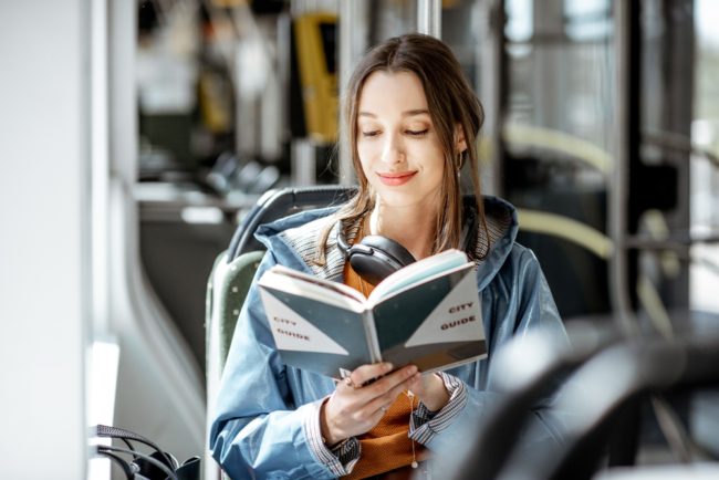  كيف تستثمر وقتك “الضائع” في وسائل المواصلات؟.. 10 حيل غير مرهقة، منها الاستماع إلى بودكاست