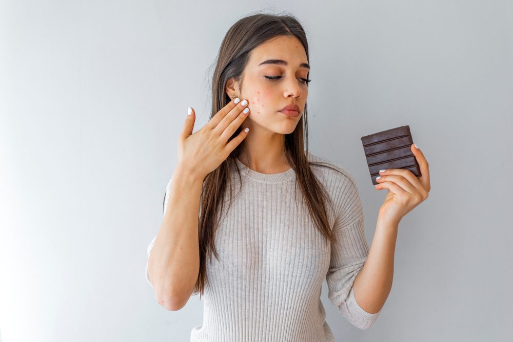 تناول الشوكولاتة| shutterstock