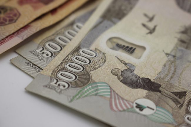 الدولار يُضعف الدينار.. التداعيات المتنامية لأزمة سعر الصرف على التنمية الاقتصادية في العراق