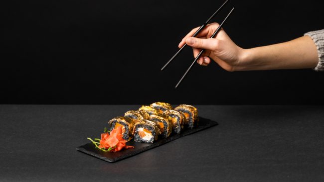 بدأ تناوله منذ 5000 سنة وتحول اليوم مصدر جذب في المطاعم الفاخرة.. هل الذهب الصالح للأكل سام حقاً؟