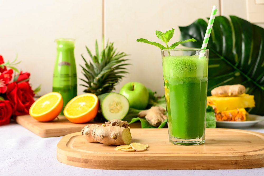 خضر وفوائه العصير الأخضر| shutterstock