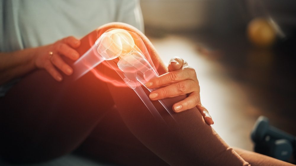 الشعور بالألم الناتج عن تجمع السوائل في الركبة | shutterstock
