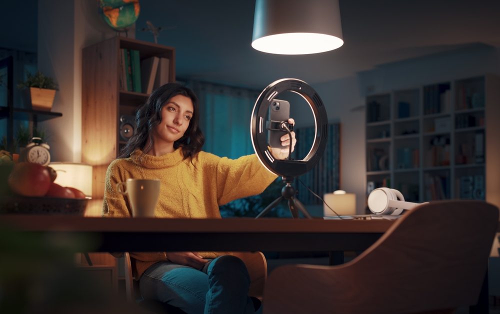 عن المشاهير والمسؤولية الاجتماعية.. كيف نختار من يؤثر فينا؟