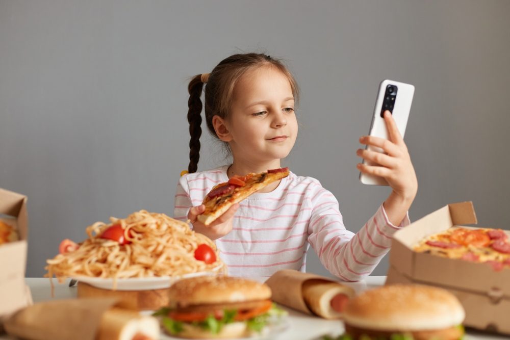 تناول الطعام دون حدود أمام الأجهزة الإكترونية| shutterstock