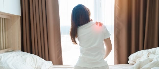 علاجه قد يحتاج إلى تدخل جراحي.. ما هي أعراض وأسباب وطرق علاج تجنح لوح الكتف؟ 