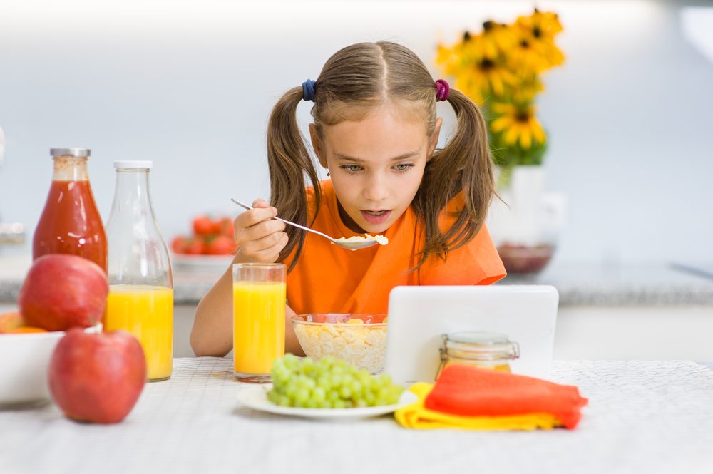 استعمال الأجهزة الإلكترونية أثناء الأكل| shutterstock